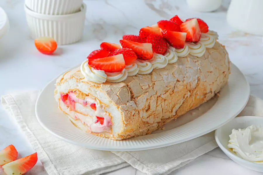Готовое блюдо меренговый рулет с клубникой