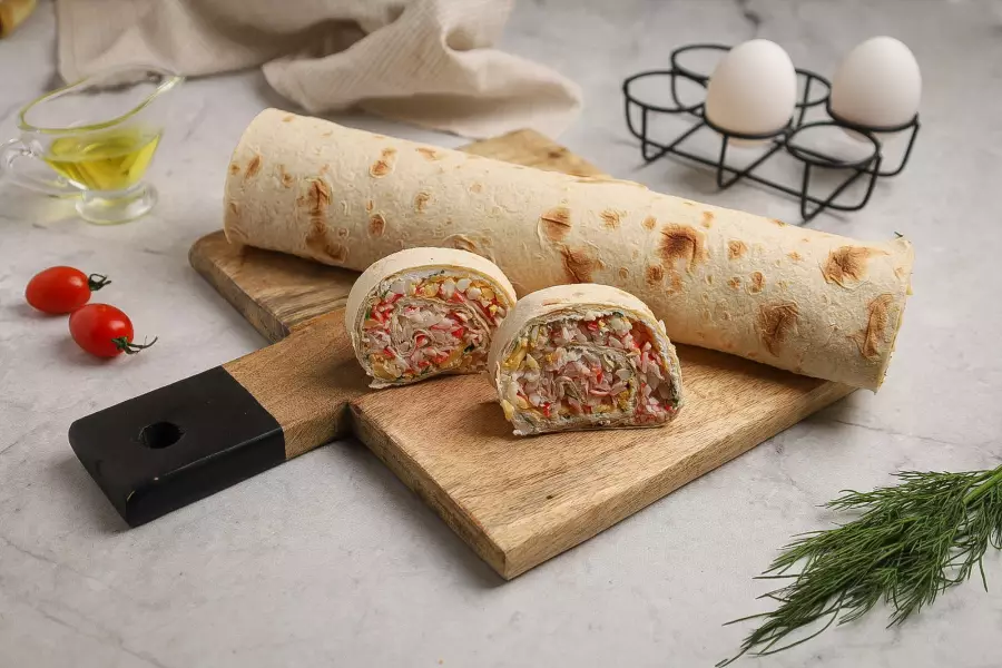 Готовое блюдо рулет из лаваша с крабовыми палочками с сыром и яйцом