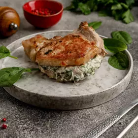 Фаршированная свиная корейка с сыром и шпинатом