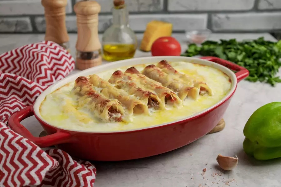 Готовое блюдо каннелони с фаршем в духовке