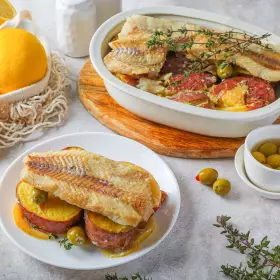 Запечённая треска с лимоном и оливками
