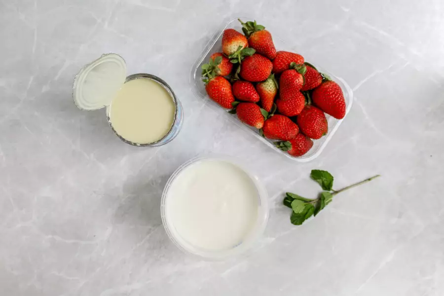 Ингредиенты для рецепта мороженое из йогурта с клубникой