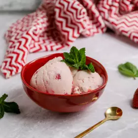 Мороженое из йогурта с клубникой