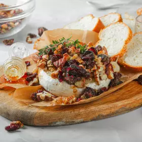 Запечённый бри с пеканом и клюквой