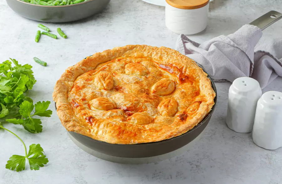 Готовое блюдо английский пирог с курицей и овощами