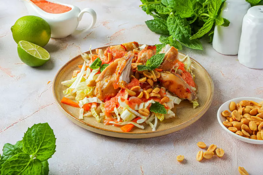 Готовое блюдо салат с капустой и курицей
