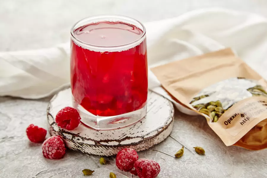 Готовое блюдо пряный компот из малины