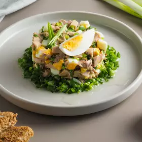 Салат из печени трески с яйцом