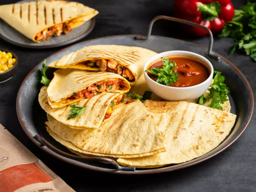 Готовое блюдо кесадилья с курицей и сыром