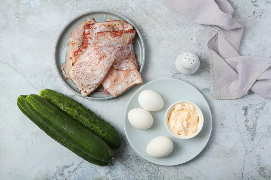 Ингредиенты для рецепта салат с кальмарами, огурцом и яйцом