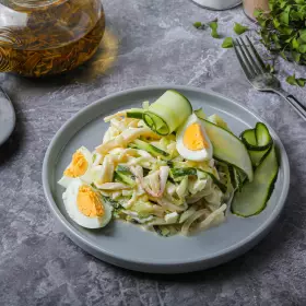 Салат с кальмарами, огурцом и яйцом