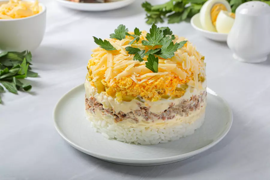 Готовое блюдо салат с рисом и рыбными консервами