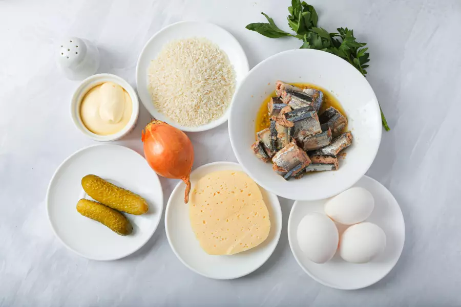 Ингредиенты для рецепта салат с рисом и рыбными консервами