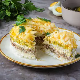 Салат с рисом и рыбными консервами