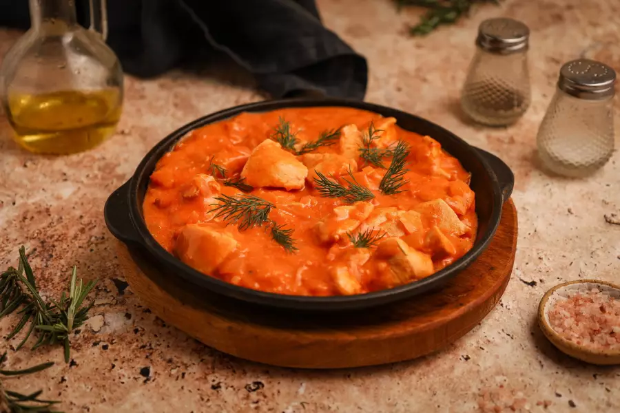 Готовое блюдо гуляш из курицы с подливкой на сковороде