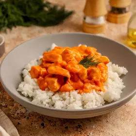 Гуляш из курицы с подливкой на сковороде