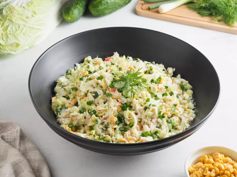 Готовое блюдо салат с пекинской капустой и крабовыми палочками