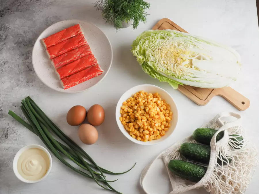 Ингредиенты для рецепта салат с пекинской капустой и крабовыми палочками