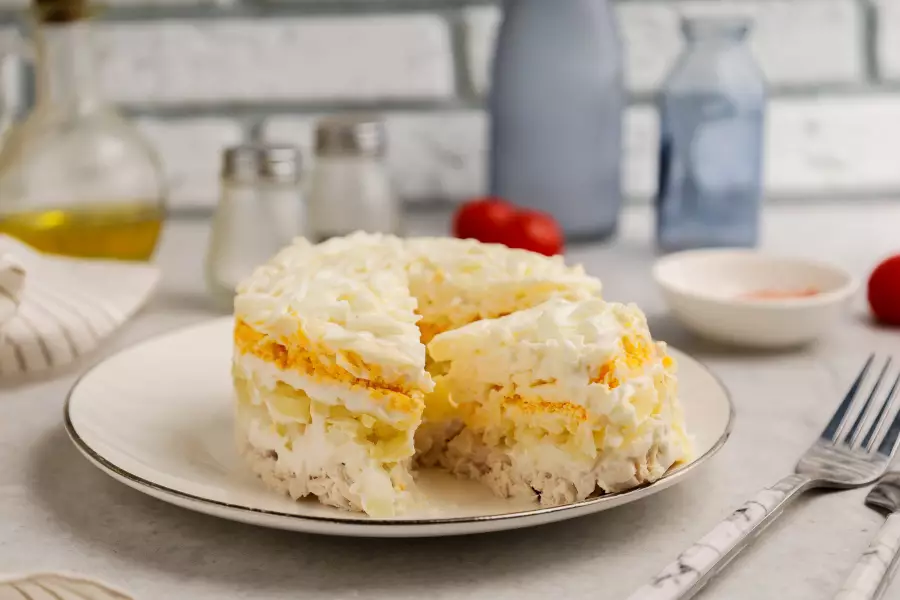 Готовое блюдо салат «невеста» с курицей и сыром