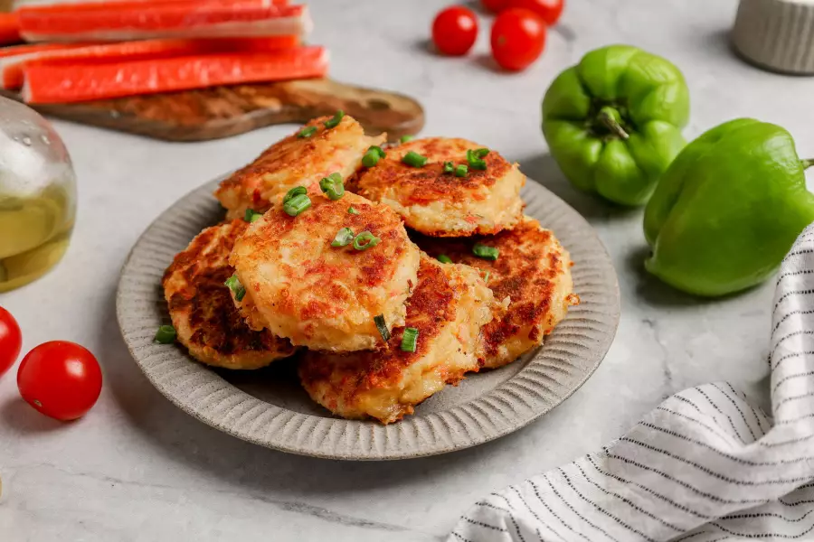 Готовое блюдо котлеты из крабовых палочек с сыром