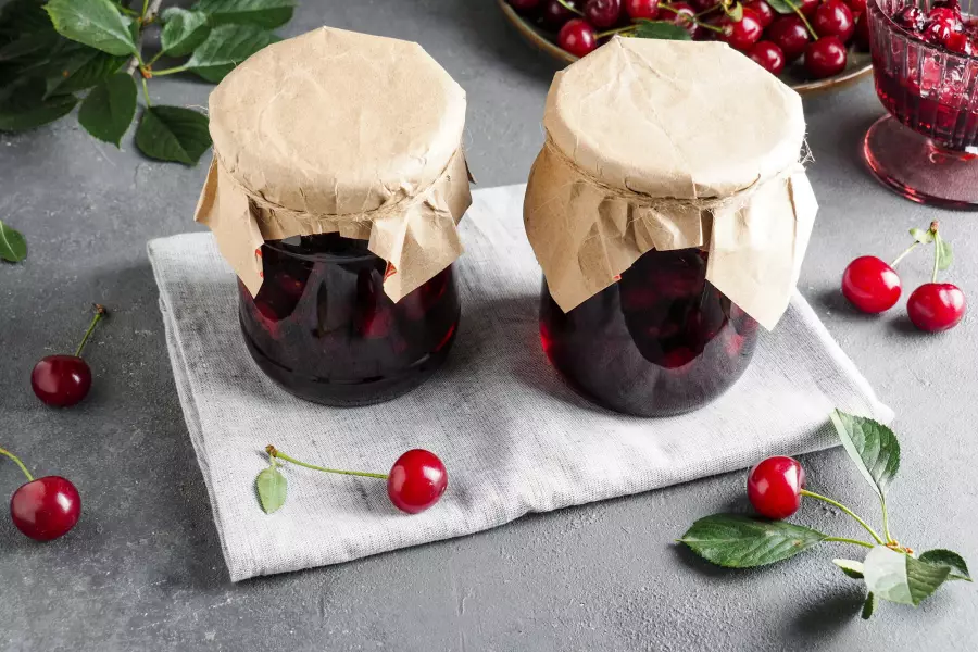 Готовое блюдо варенье из вишни с косточками