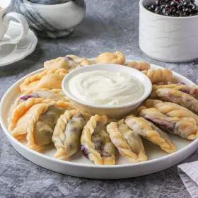 Домашние вареники с черникой