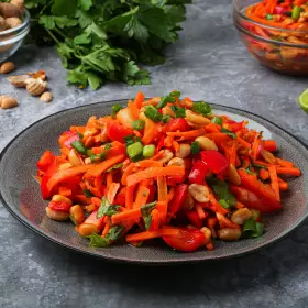 Салат из моркови, сладкого перца и орехов