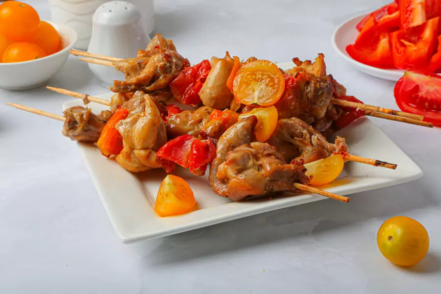 Готовое блюдо шашлык из курицы в духовке