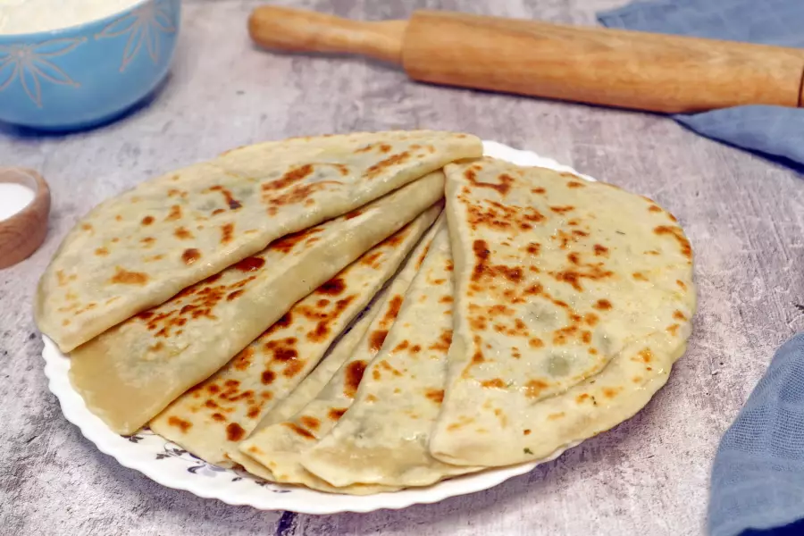 Готовое блюдо кутабы с зеленью и сыром