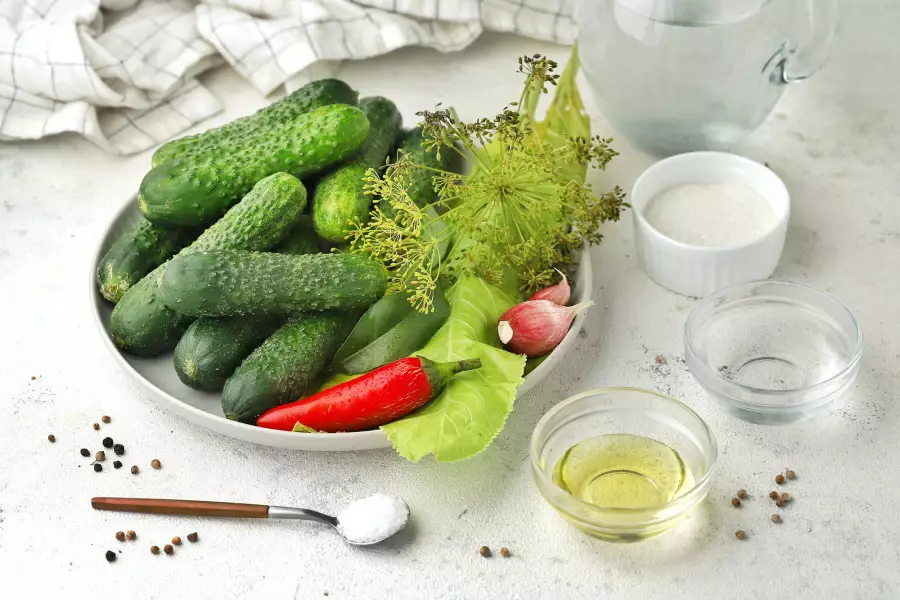 Ингредиенты для рецепта маринованные огурцы с мёдом