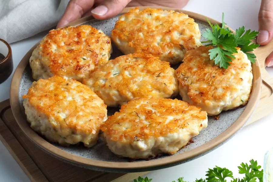 Готовое блюдо рубленные куриные котлеты c сыром