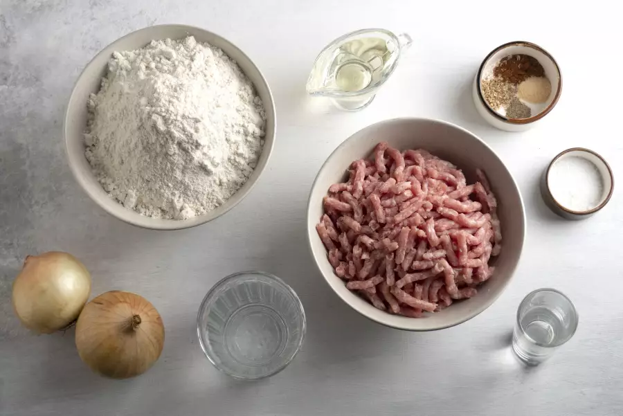 Ингредиенты для рецепта хрустящие чебуреки на кипятке