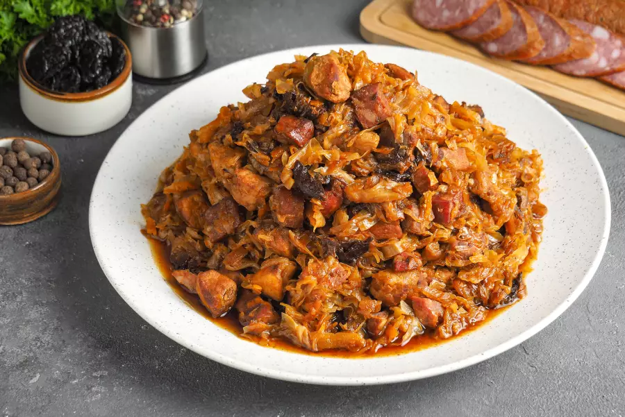 Готовое блюдо бигус с мясом и капустой