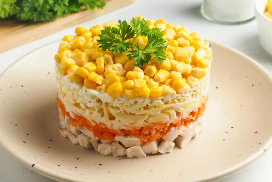 Готовое блюдо салат с копчёной курицей и корейской морковью