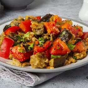 Салат из баклажанов с чесноком и помидорами