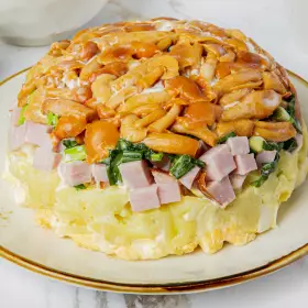 Салат с маринованными опятами