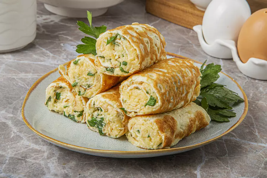 Готовое блюдо яичный рулет с начинкой