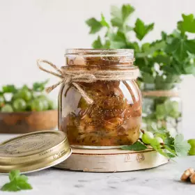Варенье из крыжовника с грецким орехом