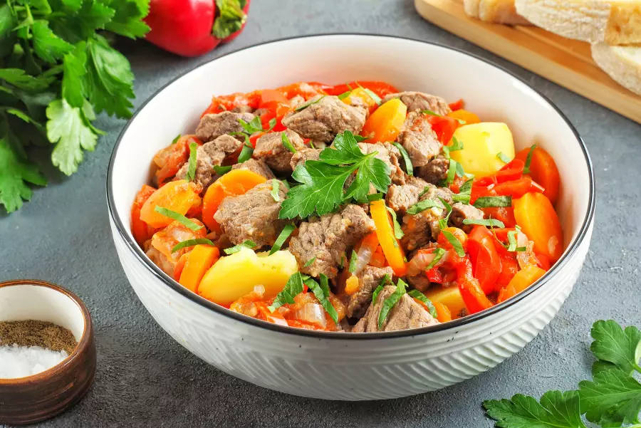 Готовое блюдо хашлама из говядины с картофелем