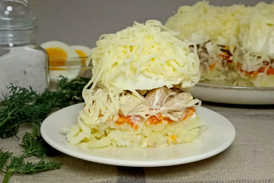 Готовое блюдо слоёный салат с курицей «сугробы»