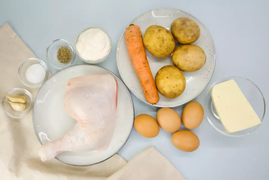 Ингредиенты для рецепта слоёный салат с курицей «сугробы»