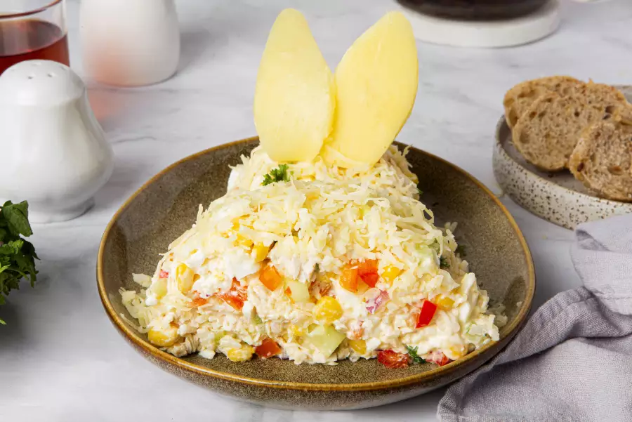 Готовое блюдо салат с курицей, сыром и яйцом «кролик»