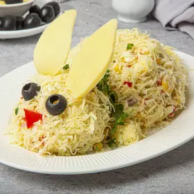 Салат с курицей, сыром и яйцом «Кролик»