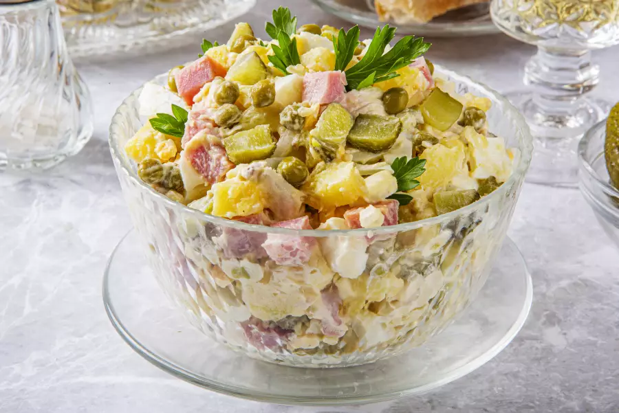 Салат Оливье с курицей