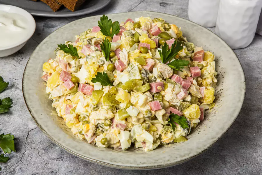 Готовое блюдо салат оливье с курицей