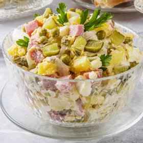 Салат Оливье с курицей