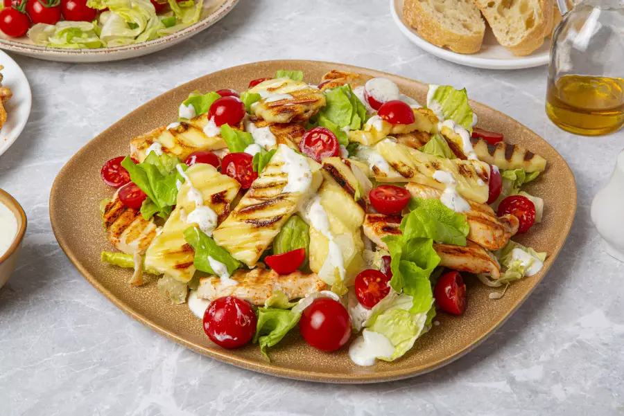 Готовое блюдо салат с жареным сыром и курицей