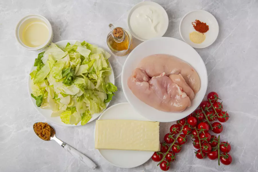 Ингредиенты для рецепта салат с жареным сыром и курицей