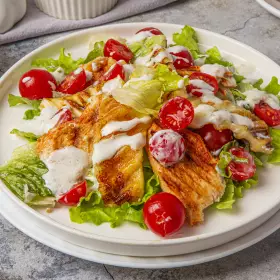 Салат с жареным сыром и курицей