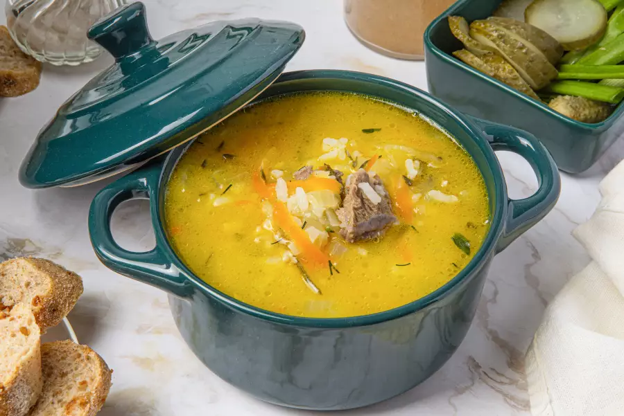 Готовое блюдо рассольник с рисом и огурцами